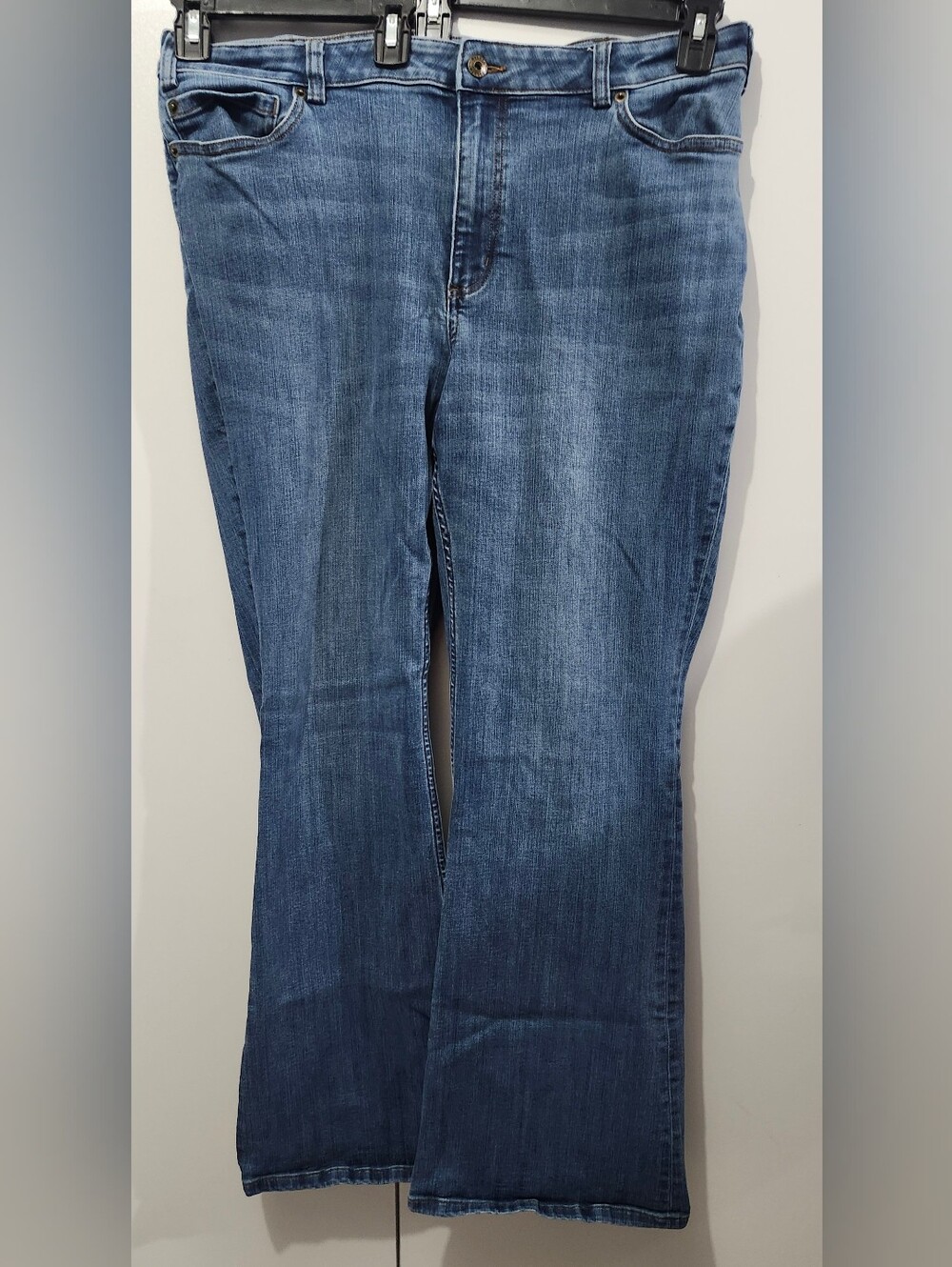 Duluth Trading Co Women's Boot Cut Jeans in Medium Blue Wash 16x31
